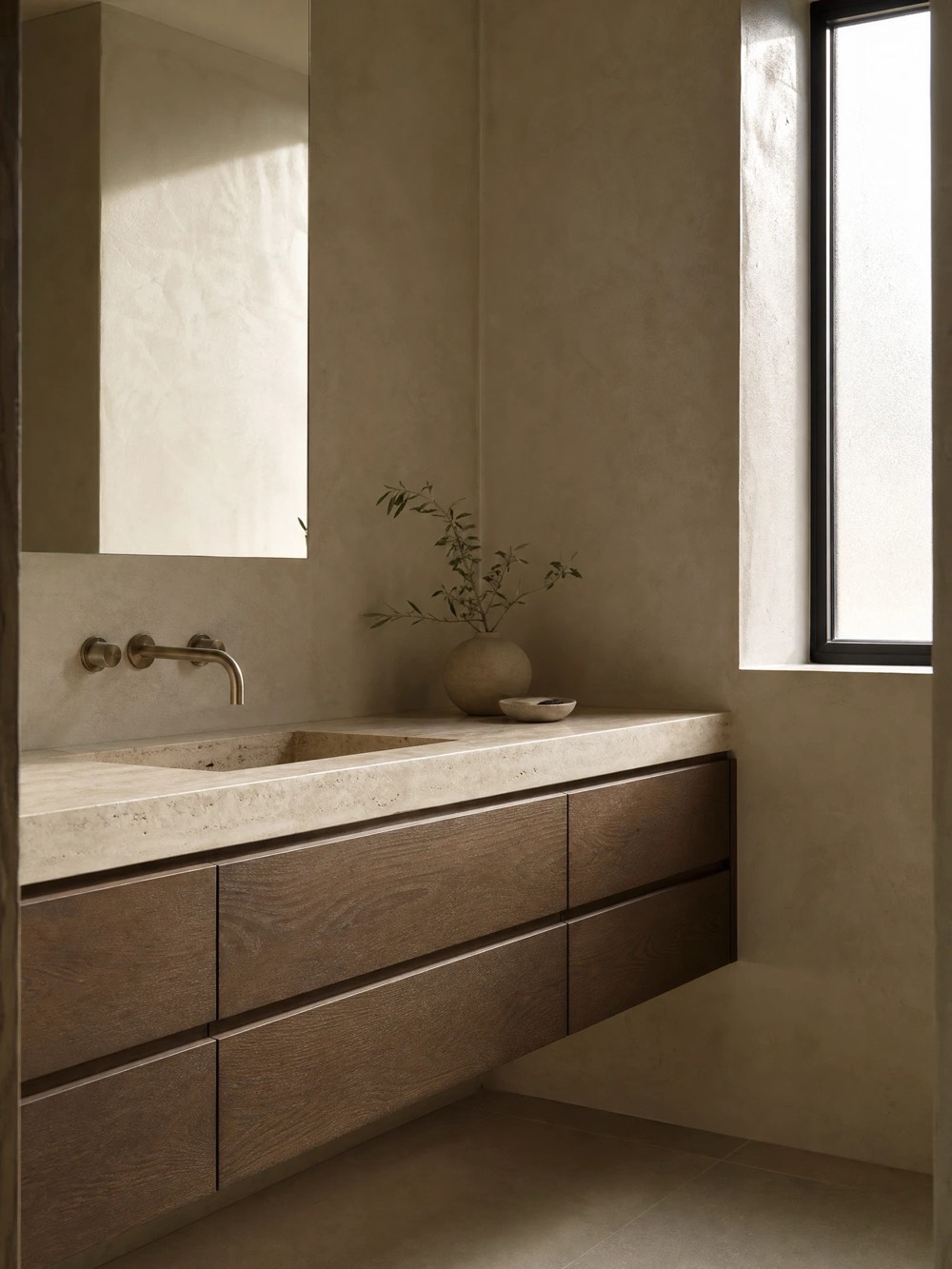 Baderom i rolige, naturlige materialer